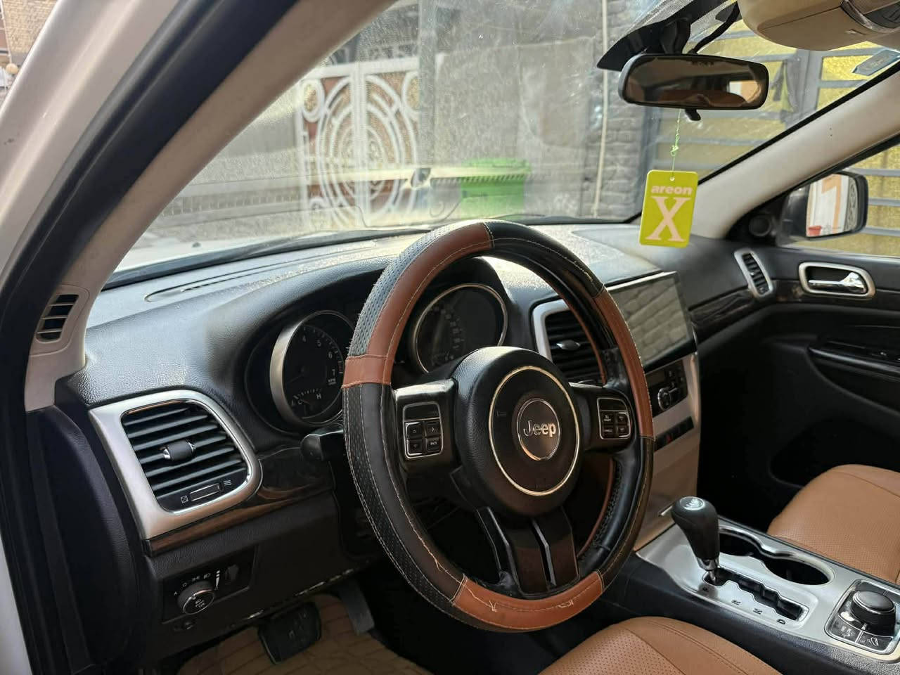 سلام عليكم
للبيع جيب اريده خليجي بدون حادث بيها رشات تجميل اثر شخوط وسونار مرفوق ويه الصور موديل 2012  محرك 3600 السياره ستعمال شخصي 
تختم تاير جديد ويل جديد كير محرك تبريد جيد جدا صدر امامي وخلفي جيد جدا 
السياره حلوة و نظيفه و ترايها مفتوح بفضل الله سنويه بأسمي هزة جديده تحويل مباشر السعر 175 مكانها الكوت ***********
