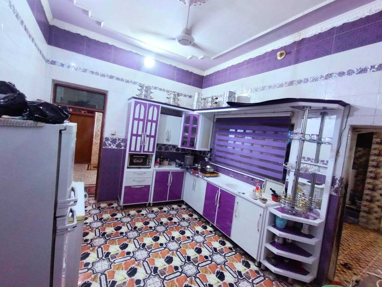 دار البيع  بحي الصادق ركن طابقين
مساحه البيت 175
الطابق الأول غرفتين وصاله واستقبال   ومطبخ حار وبارد وصحيات وكراج سياره 
الطابق ثاني 
اربع غرف وصاله مطبخ حار وبارد وصحيات 
الفوك مشتمل ودرج دخلي وخارجي ستفسار السعر بل رقم ***********
