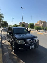 لاندكروز ستينه اصل 2011 VXR5700V8 كفاله عامه من الظربه والصبغ والتبديل...