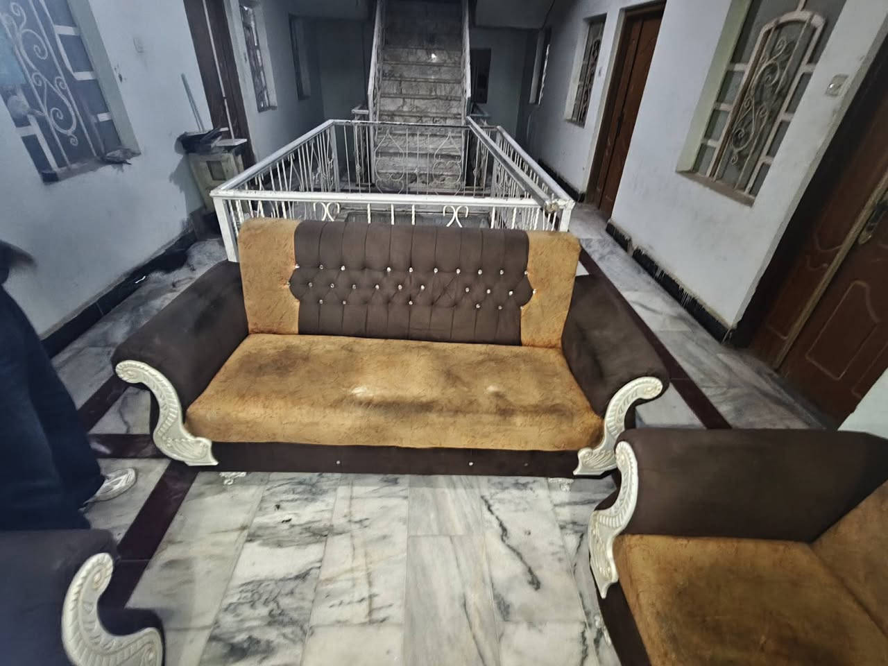 تخم للبيع نضيف ما بي شي عوزه ترتيب 
عنوان شارع الامام علي 200 وبي مجال


**إذا كنت صاحب هذا الإعلان وتريد حذفه لأي سبب، رجاءا أرسل رسالة إلى الدعم الفني**