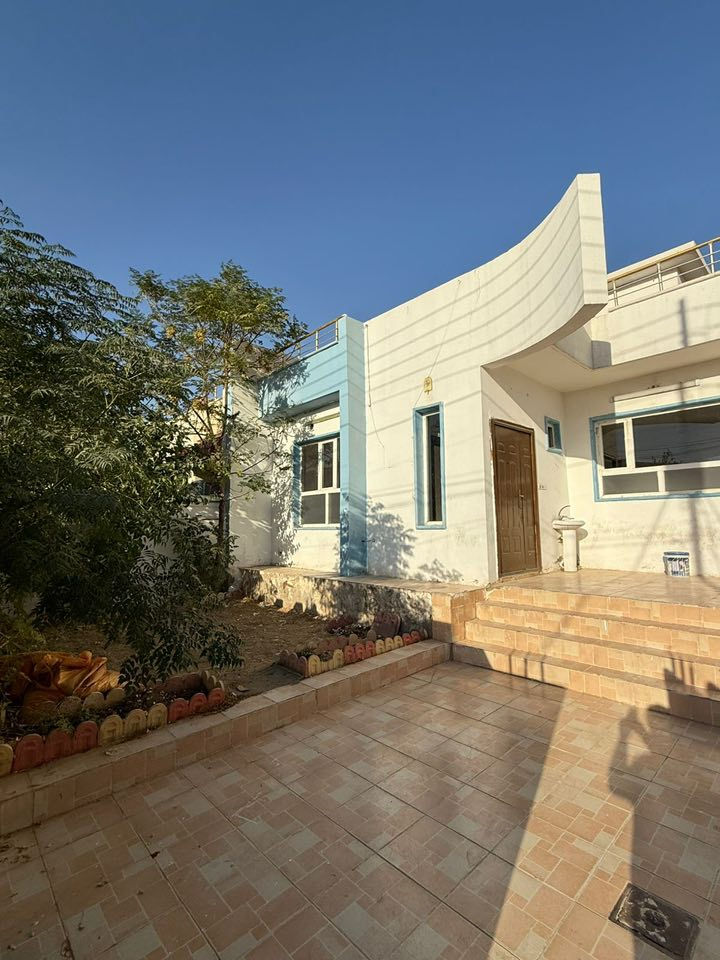 ‎💫 لدينا بيت  للاجار في مجمع اندازياران  💫
‎يتكون من 
‎3 غرفة نوم 
‎ صالة 
‎مطبخ ➕ حمام ➕ + ديوان   

‎العنوان 📍طريق ماجدي مول بجانب فلوريا ستي 
‎استفسار  ☎️ 
***********
