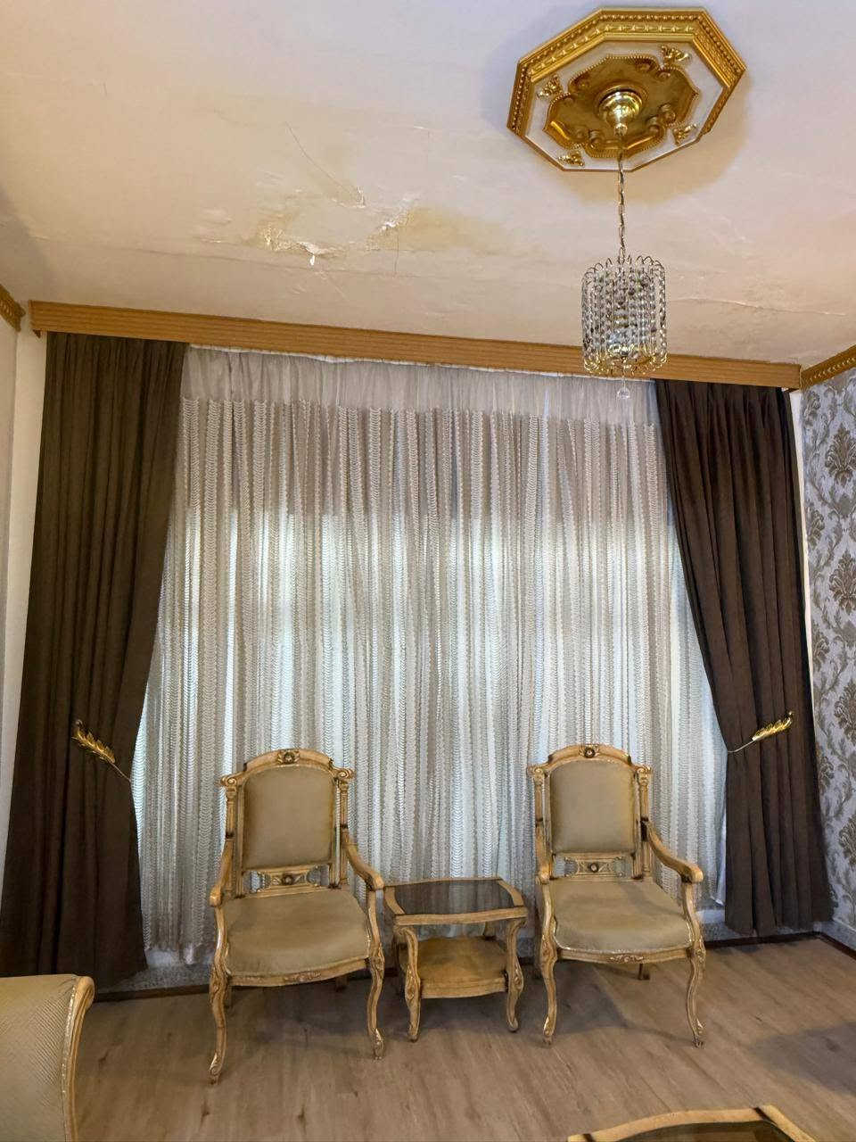 السلام عليكم للبيع تخم زان تركي 9 مقعد+ ميز وسطي وطبلات عدد2+ ميز طعام 6كرسي+ بوفيه قطعتين+تيبل لام+ بردات جميع الاغراض بيعه واحده للاتصال ***********

