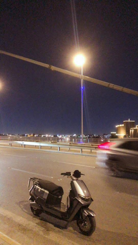 سلام عليك دراجه شحن نظيفه كلش اي نقص مابيها فقط الدرع مالها تعبان شويه ومشخط اي مشاكل ثانيه ماكو تايرات جديده بطاريات جديده دراجه صار شهرين من طالعه من المعرض كلش نضيفه 
موصفات دراجه 
لايت زنون عالي ناصي 
دبل سويج دبل بصمه 
مثبت سرعه 
نضام الرجوع اله الخلف 
وهواي بعد موصفات بيها 
رايدها ب885وبيها مجال شي قليل دراجه نضيفه كلش ومهتم بيها حيل عنوان  بغداد العامريه شارع المنظمه رقم جهازي *********** الشراي يتصل عليه
