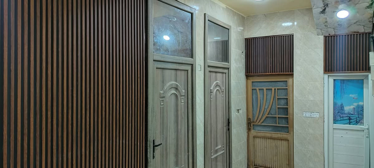 عليكم السلام ..***********
--------‐--------------
يحتوي البيت على 4 غرف
-----------------------
صاله عدد 2.. كبيره 
----------------------
مطبخ  .
------------------------
صحيات عدد 3 ..شرقي وغربي ...
------------------------
مكان خاص للغساله ..
-------------------------
بناء شريطي ارتفاع ٦٠ سم يتحمل ٥ طوابق ...
--------------------------
سخانات امريكيه عدد 1...
---------------------------
خلاطات واكسسوارات الصحيه disca تسكا.....
---------------------
تانكي عدد 2. ٢٠٠٠ لتر 
----------------------
السقف ديكورات مغربيه جبسنبورد...
----------------------
كاونتر المطبخ من ضمن البيت ..
----------------------
ماطورات نازل وصاعد عدد ٣ بوسترات 
------------------
يوجد بسطح مخزن كرفان ٣ في ٥ جديد مخزن للمواد والأدوات 
------‐--‐-‐---
والملاحظة الاخيره المهمه الكهرباء مستمره خط طواريء وخط وطني 3ph انسى انقطاع التيار الكهربائي الوطني 

---------------------
طابو سند ٢٥ 
::::::::::::::::::::::::
راضيه كلشي جدارن سيراميك بيبان تركي 
........................
يبعد عن باب الحرم على جهة باب الشهداء كيلو متر متر 
........................***********
