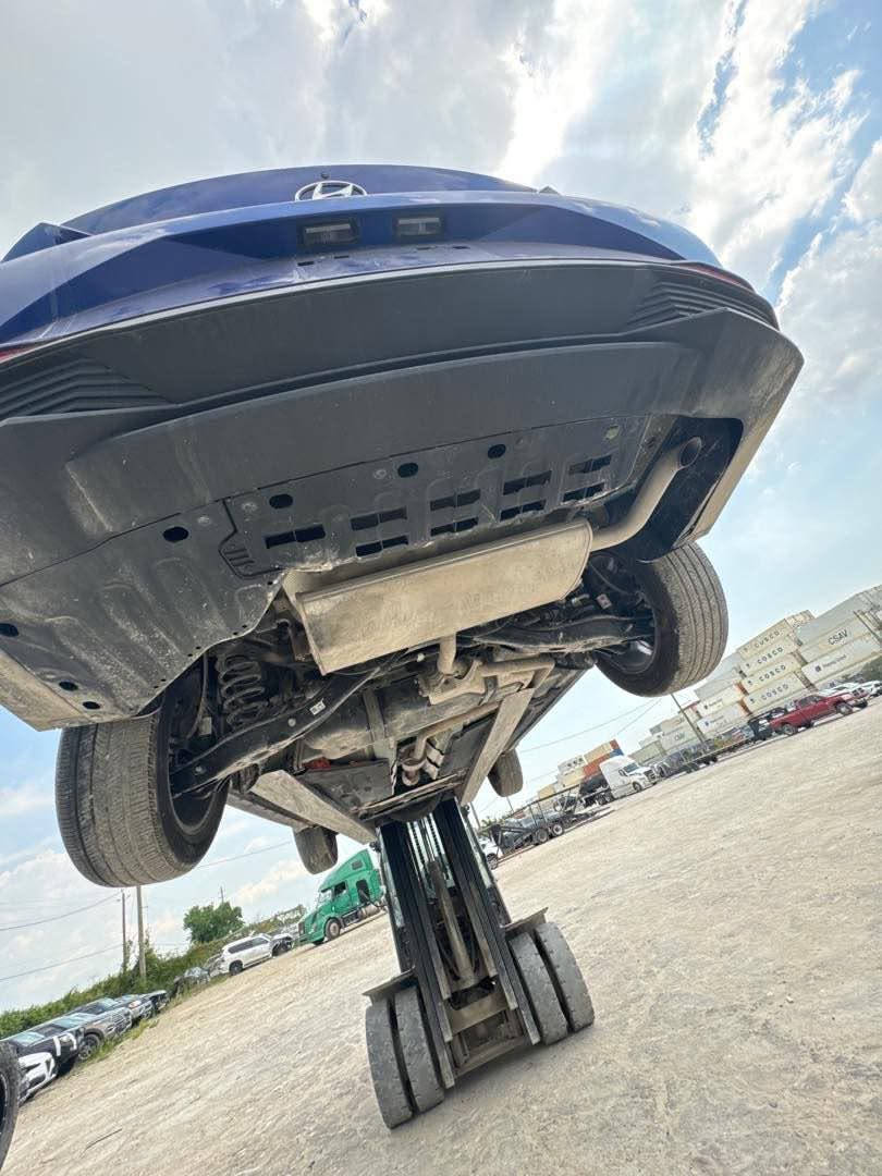 ‏HYUNDAI ELANTRA 2023
سعة المحرك:-  1.6. هايبر 
المسافة المقطوعه :-24000mi
اللون :- ازرق
الموديل: 2023

الاضافات#👇👇
 شاشه كبيره 
فرش مخمل 
تحكم سرعه
تحكم مسجل 
ويل 16
كأمره 
بصمه 
كشاف
اشاره بالمرايا 
حساس تجاوز

🚘🚘  حادث السياره كما موضح في الصور 🚘🚘
السياره بدون ايرباك
السياره مرقمه بغداد مشروع وطني تحويل ثاني يوم

*****
السعر 132 وبيها مجال
الاستفسار:.
***********
