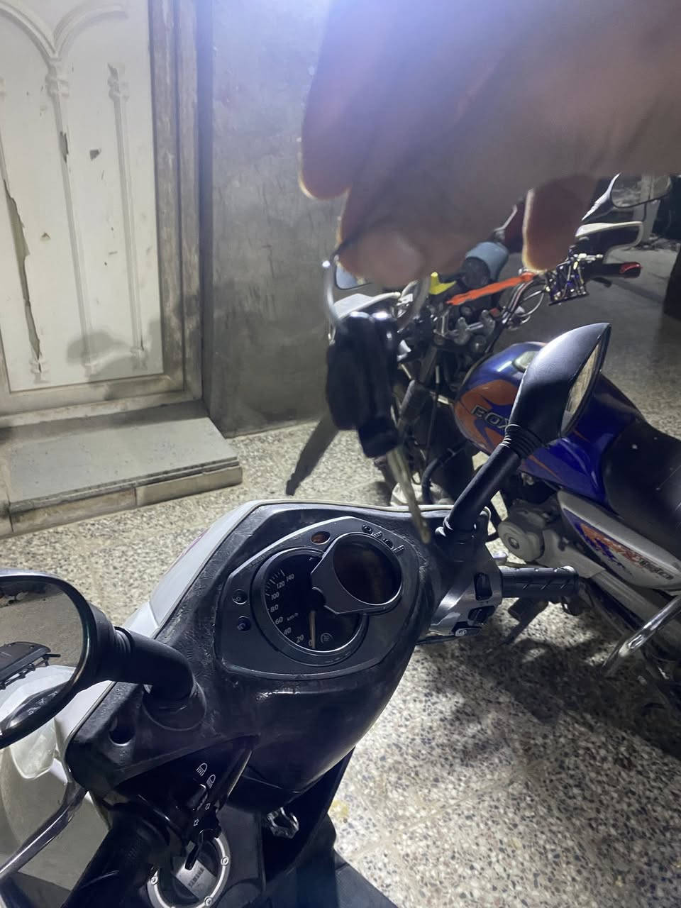 سلام عليكم البيع دراجة سكنس فحل ياباني كابريتر دراجة جديدة سويجين شركة حساس ستاند لايت اصفر وزنون دراجة مابيهة اي نقص خير من الله مكينة بلادية اوراق كاملة كلج رياضي بلادي مري بلادية السعر 800 وبيها مجال بسيط مكاني الرئاسة العبيدي شارع 20 
*********** 
***********
