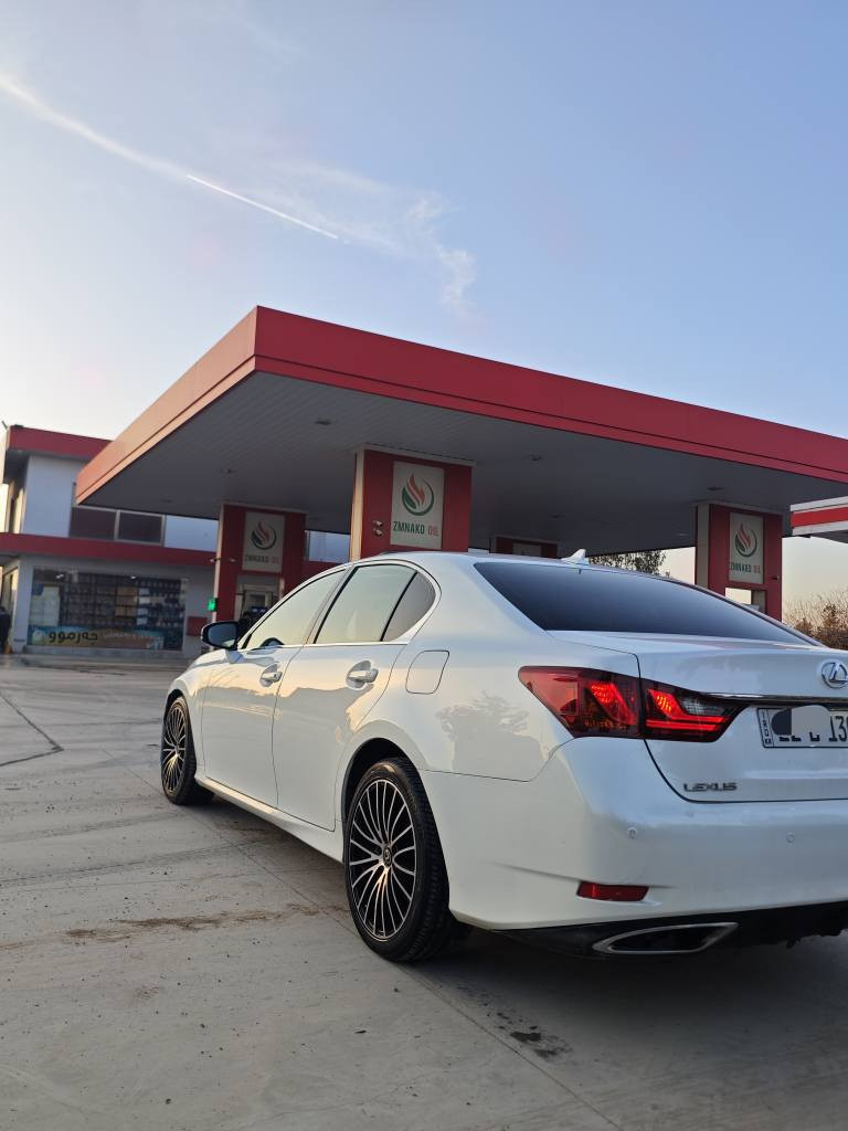 لیکزیز قمەرە  GS250  مودیل 2013
سیارەکە فول مواسفاتی خلیجیە
سفری شریکەی سەردارە دوو سویچە
ناو زەرد و بەسمەو دەرگا بەسمەو سڵاید و پەردەیە
کوشن جلدو کارباو خەزن و ساردو گەرمە
سوکان هیتەرو کارباو خەزنە،
شاشە و کامیراو حاسەی پێش و دواوە.
سێ مۆدی لیخورین ٦ بستون مکینە 2.5 
دوو پارچەو نیوی بۆیاخە بێ ناوگرتن وبێ ئێرباگ لەسەر شوخت
بێ دەعم ،سەرە دەرزیەک ناوگرتنی نیە بەس لیخشانە و بویاخ کراوەتەوە
سەنوی تا 2030نویە ناوی خۆمەوەیە
سعری  158$ مجال
*********** شمشمل, السليمانية
