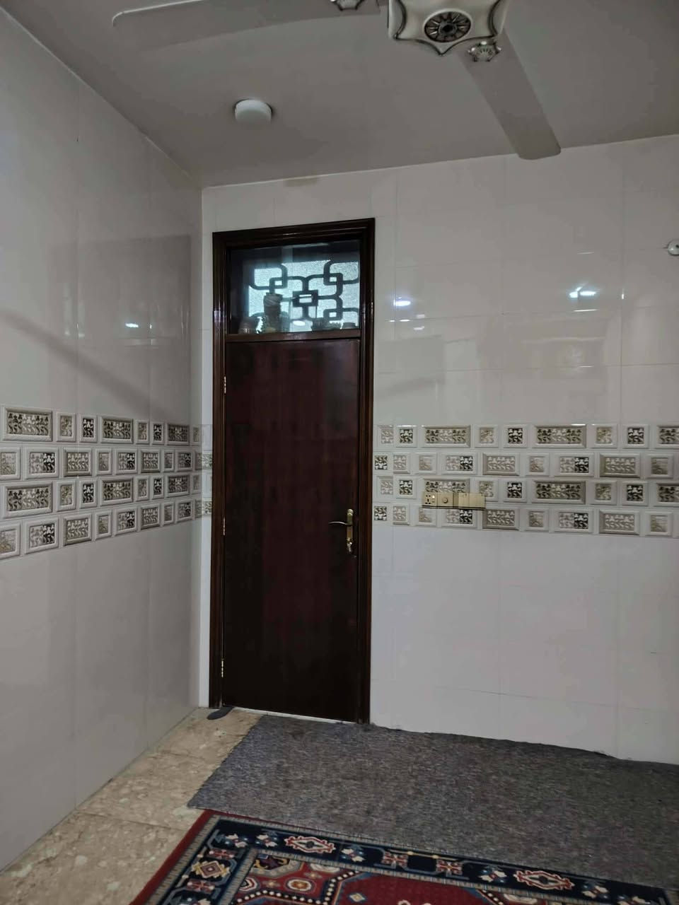 السلام عليكم بيت للبيع بنا حديث سنة 2023  المكان حي الصحة المساحة 195 طابو زراعي سند25 يبعد عن الشارع 150متر يتكون من طابقين الطابق الاول طارمة ،صحيات خارجية،استقبال،مطبخ،وهول،ومجع صحيات داخلية،وغرفتين2،ومنور،الطابق الثاني ماكامل ،الاستفسا علرقم***********
