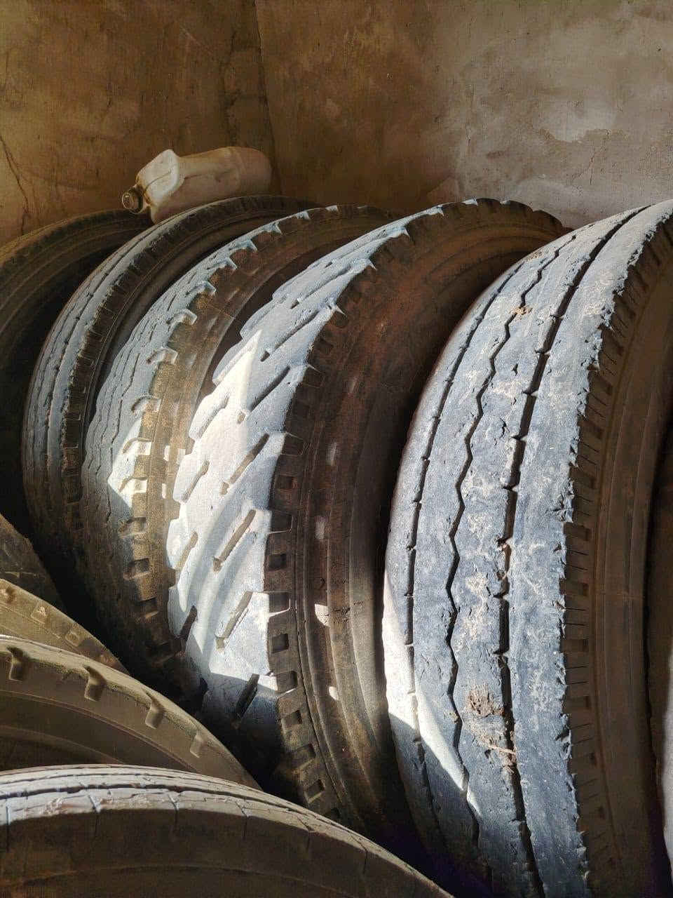 .السلام عليكم اخوان عندي اتلاث ازواج تاير حجم 24 مستعمل نضيف بدون جوب مميبس مكفول من الضربة السعر المطلوب للزوج 300الف للاتصال على الرقم 
***********
