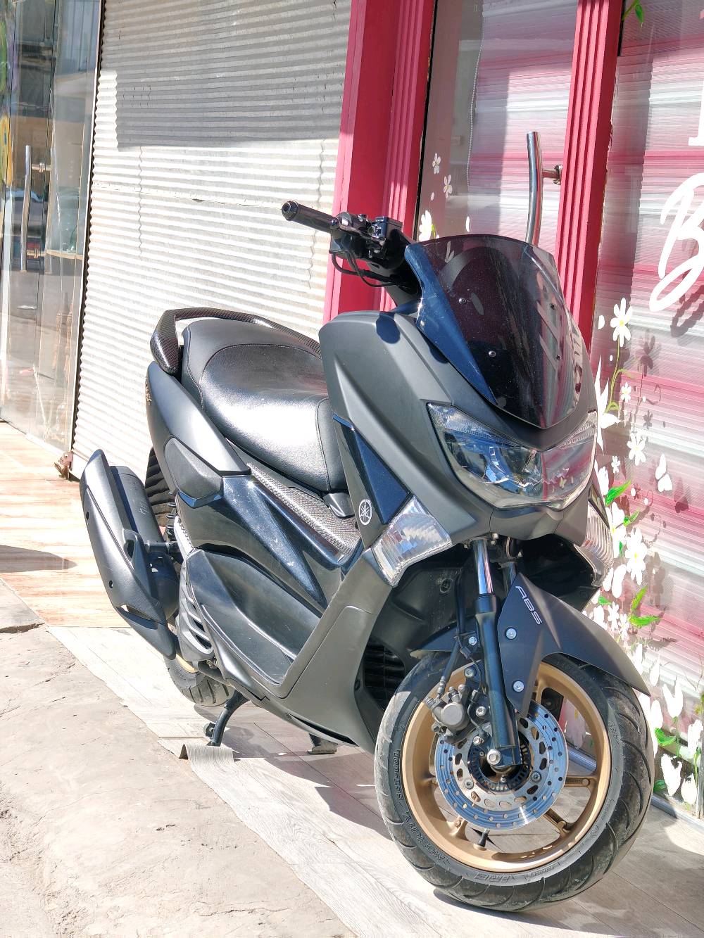 الحلوة للبيع 
NMAX 155 (موديل 2022-
مزودة بنظام ABS (مانع انزلاق) للعجلات الأمامية والخلفية، 
نظام تبريد مائي (راديتر)
المصابيح الأمامية والخلفية بتقنية LED
نظام التحكم في الجر (Traction Control): يمنع انزلاق العجلة الخلفية في الطرق المبتلة أو الزلقة
الدراجة مكفولة من الخدش والزلغ والصبغ 
الدراجة 3 الوان اسود طافي واسود لامع واسود فحمي
السعر 25$قفل
***********