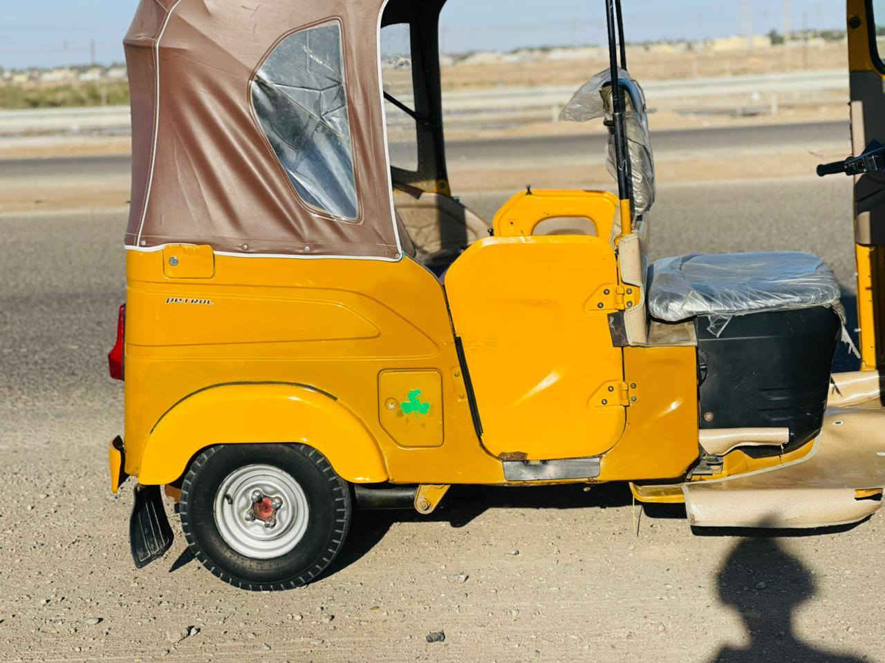 سلام عليكم تكتك موديل 2021شهر 4تكتك مرقم كشره بيها طخات  قليله محرك مفتوح  جاهزه ما عوزها شي تغم تايرات سعر 6600 وبيها مجال قليل مكان العماره رقم ***********
