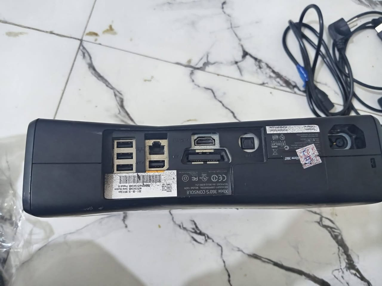 اكس بوكس نضيف جويستكات اثنين معى دركسون
 (الجهاز مهكر) سعر 150 وبي مجال للستفسار ***********
