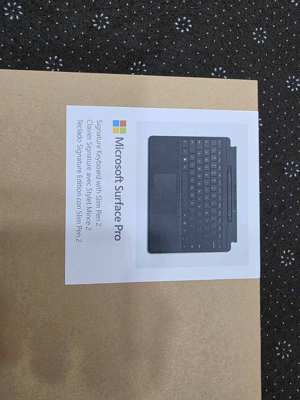 العنوان: للبيع كيبورد سيرفس برو الأصلي مع القلم (Microsoft Surface Pro Signature Keyboard with Slim Pen 2)
للبيع كيبورد سيرفس برو الأصلي مع القلم

​الحالة: (جديد غير مستعمل).

​الملحقات: الكيبورد + القلم الذكي (Slim Pen 2) مع ميزة الشحن اللاسلكي داخل الكيبورد.

​التوافق: يعمل بكفاءة عالية مع أجهزة Surface Pro 8 و Surface Pro 9 و Surface Pro X.

​اللون: أسود (Black).

:  (Microsoft Surface Pro Signature Keyboard with Slim Pen 2)
اخر قطعتين السعر ٢٠٠ الف قفل 
***********
واتساب أو اتصال
