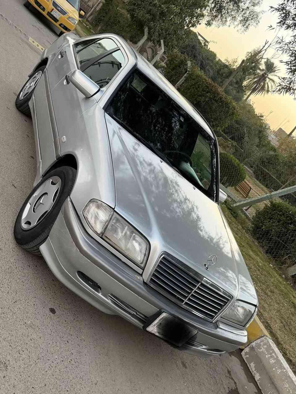 للبيع فقط مرسيدس C 200 موديل 2000 اصل وارد اليابان دخول جديد ادوات بدون رقم حديده كلك 
محرك 4 سلندر خراطيم وكير D4 
و  حداديته تبريد تدفئه كهربائيات داخل كله على وضع الشركه برغي ممفتوح بيه شرط الفحص وسياره جاهزه من كل نواحي تخم تاير باتري منظومه بنزين 
ادامه زيوت فلاتر كله جديد
كتلوكات الشركه والعده وكل غراضه موجوده كبات بعدها جدد 
موصفاته معروفه  بصمه مو سويج جام اوتو اخضر مري شفط صاج مطعم 
سيدي جنجر 12 قرص  تجاوي كهرباء بطاين ايرباك   الخ ... 

مكانه بغداد الاعظميه 
والسعر 43 ورقه وبيه مجال بسيط 
الاتصال رجاء فقط ***********
