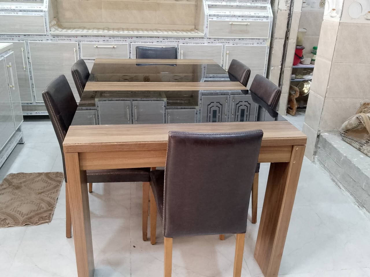 السلام عليكم ميز طعام للبيع نضيف خشب تركي ***********
