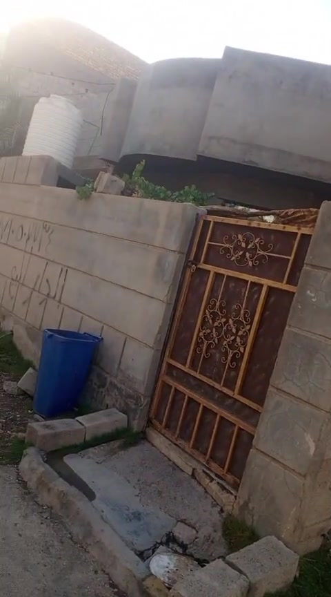 سلام عليكم يوجد بيت لبيع لمكان لكاطون قرب مكتب بيروت بل زراعي المساحه ١٥٠ لبيت كامل رقم ***********
