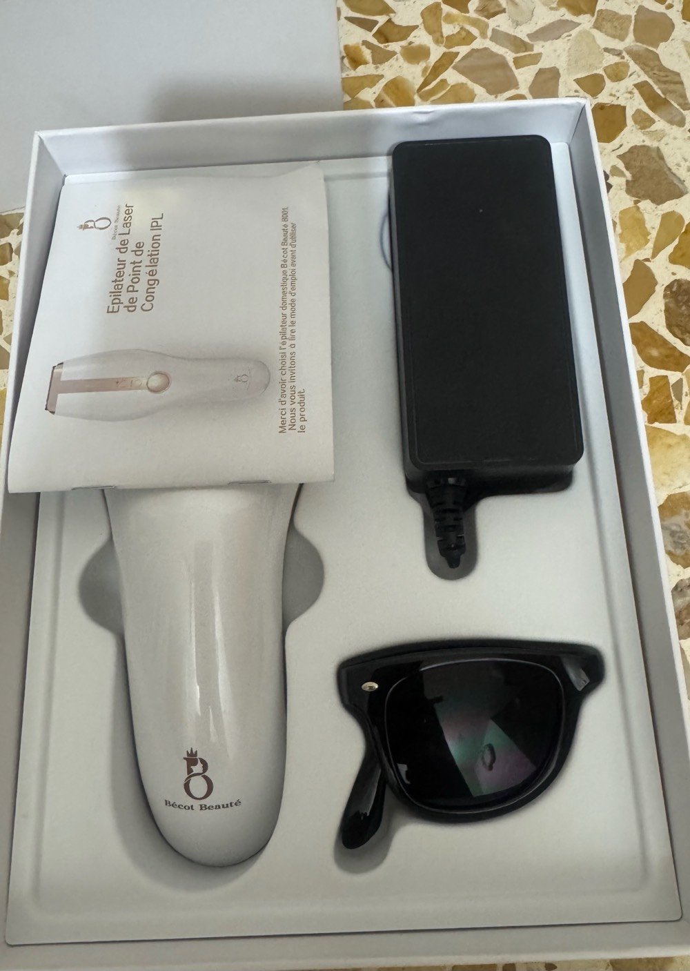 معروض للبيع جهاز ليزر منزلي من ماركة Bécot Beauté، بحالة ممتازة ويحتوي على كافة الملحقات. تصميم أنيق وسهل الاستخدام لإزالة الشعر بفعالية من المنزل. يأتي مع نظارات حماية وشاحن.