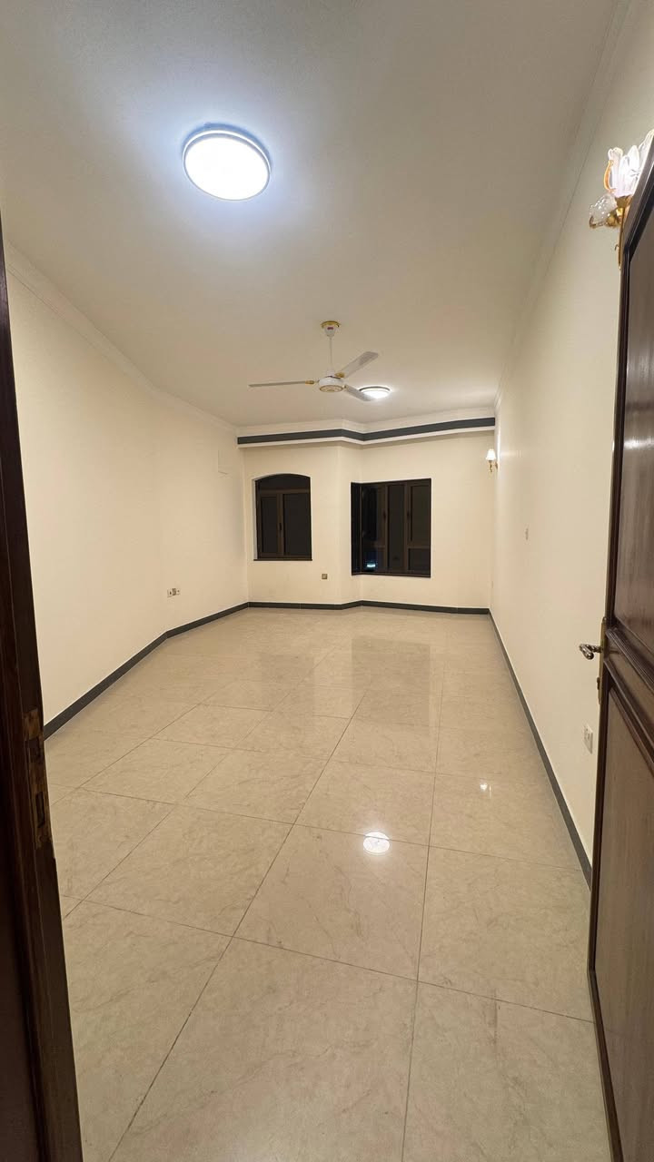 للبيع _ للبيع 

بيت مساحة ( 120 ) متر واجهه ( 6 ) متر 

طابو صرف بناء حديث  طابقين  بموقع مميز مدخلين 

الطابق الأول ( استقبال مطبخ صالة غرفة نوم خدمات كاملة ) 

الطابق الثاني ( ثلاث غرف نوم وخدمات ) 

الغدير _ شارع التوت 

للاستفسار ***********

يوجد واتس اب
