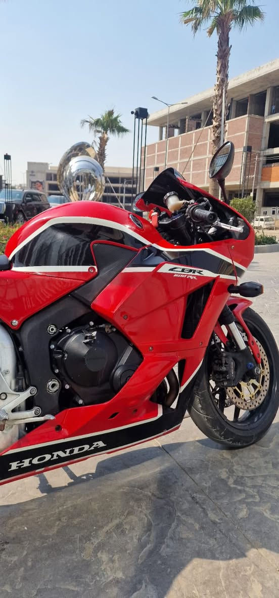 سلام عليكم اخوتي
دراجة نارية هوندا سي بي ار 600 سي سي 
موديل 2014 اخوتي دراجة مكفوله مـن 
محرك 
وكير 
وكهربائيات 
وعقل 
وبدون حادث  
سعر دراجة 52$ ورقه وبيها مجال بسيط لشراي اتصال على رقمي ***********
