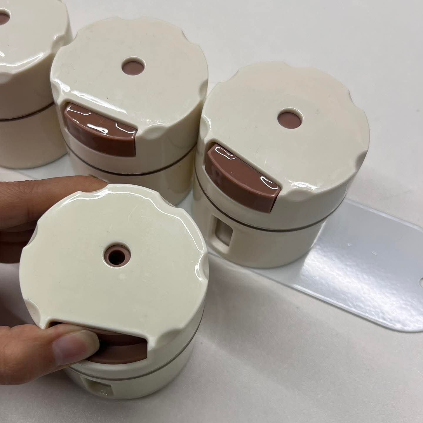 عروض خاص 🔥🔥

علب توابل مغناطيسية جداريّة مع قاعدة تثبيت – Wall Mounted Magnetic Seasoning Box

• علب توابل مغناطيسية تُثبت على الجدار لتنظيم التوابل بشكل عملي ومرتب داخل المطبخ.

• نظام ضغط علوي (Press & Press) لسهولة إخراج الملح أو التوابل.

• تصميم مغناطيسي قوي مع تخزين موفّر للمساحة.

• يتم تثبيت العلبة مباشرة على اللوح/القاعدة المغناطيسية ويمكن تحريكها بحرية.

• نافذة شفافة لعرض المحتوى بوضوح (Visualizer body).

• محكمة الإغلاق وغير سهلة التأثر بالرطوبة أو تكتل التوابل.

• مصنوعة من مواد آمنة غذائياً (Food grade safety).

• طريقة التثبيت: تثبيت جداري مع لوح مغناطيسي
• آلية الاستخدام: ضغط علوي لإخراج التوابل
• الخامة: مواد آمنة غذائياً
• خاصية العرض: جسم شفاف لعرض الكمية
• نظام التخزين: مغناطيسي موفّر للمساحة

محتويات العلبة:
• علب توابل مغناطيسية (عدد 4 )
• قاعدة/لوح تثبيت جداري مغناطيسي

سعر المنتج: 10,000 الاف فقط
التوصيل: 5,000 لجميع محافظات العراق


**إذا كنت صاحب هذا الإعلان وتريد حذفه لأي سبب، رجاءا أرسل رسالة إلى الدعم الفني**