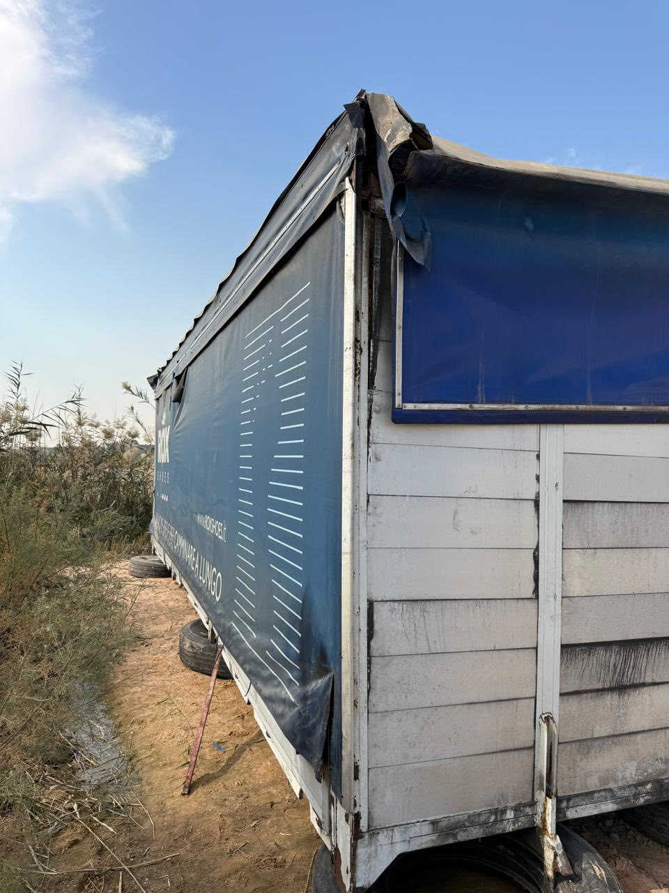 سلام عليكم بدي اكتروزللبيع
طول ٩ونص

رتفاع ٣ متر

جناب ٨٠ رتفاع

عنوان بصره هارثه

***********
