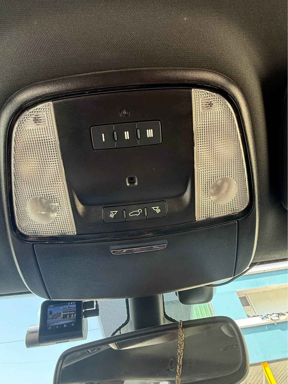 دورنكو RT موديل   2021
فول عدى الفتحه RT معروف مواصفاته  
السيارة مكفوله كلين بدون صبغ و تبديل 

‏سيارة رقم دهوك 
              
المسافة المقطوعة:      80   ألف   Miles 
حجم محرك : V8 5.7  مواصفات: RT 

‏بصمة تشغيل
كشن تدفية + تبريد
بصمة ابواب 
كشنات جلد كهربائي 
كشنات خزن وضعيات 
كشنات خلفية تدفئة 
تدفئة ستيرن 
ستيرن كهربائي 
شفتات ستيرن 
رادار خلفي  توقف ذاتي
وضعيات قيادة سبورت نورمال ايكو 
مقاعد صف ثالث 
دفع رباعي 4*4
صندوك كهربائي
تشغيل عن بعد 
تبريد 3 قطع 
نظام خرائط 
فتحات بنيد 
شاشة كبيرة 
شاحن وايرليس
حساسات امامية خلفية 
لايت زينون LED
ملاحظه : السيارة مكفوله كلين بدون قطرة صبغ ولا تبديل 
مكان السيارة : اربيل قرب القلعة 
للاستفسار :  *********** Singapore
