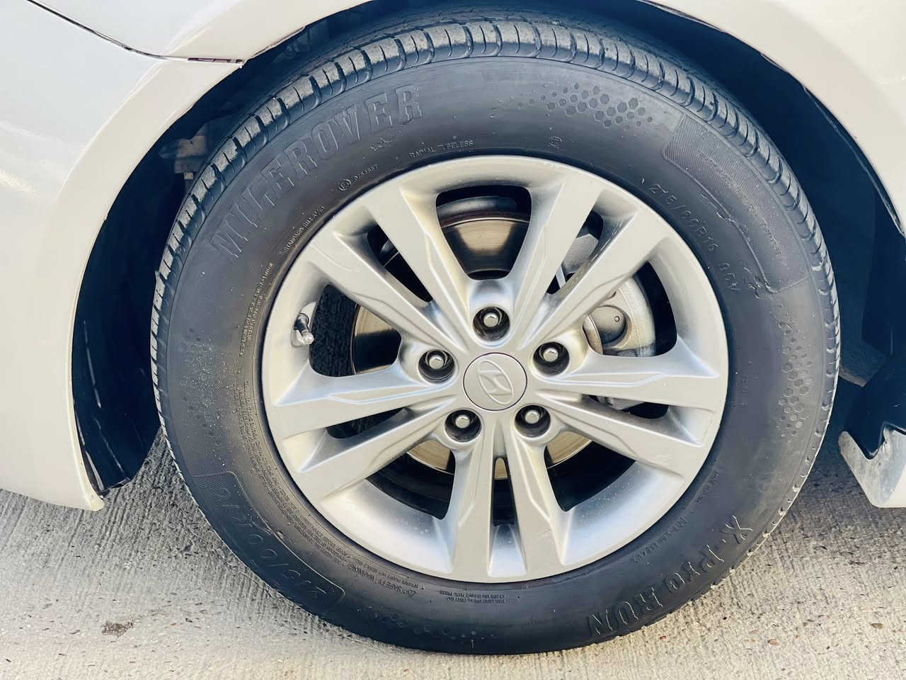 سلام عليكم     فووول 1/1
بسمي تحويل مباشر 
عندي سوناتا 2011 
مواصفات    
فول   بدون ضرر
  
بي 4 مكانات بخ اثر جراد بصبغ
مكينه 2400 دوش 
نظيفه جدا     عليه ادامه كامله مليون ونص  يعني جاهز سياره 
        مكان بغداد 
مجمع 28 نيسان 
                        تحويل وكاله حاظر 
         هاتف ‭0773 040 1060‬        
                                       
سعر 112$
