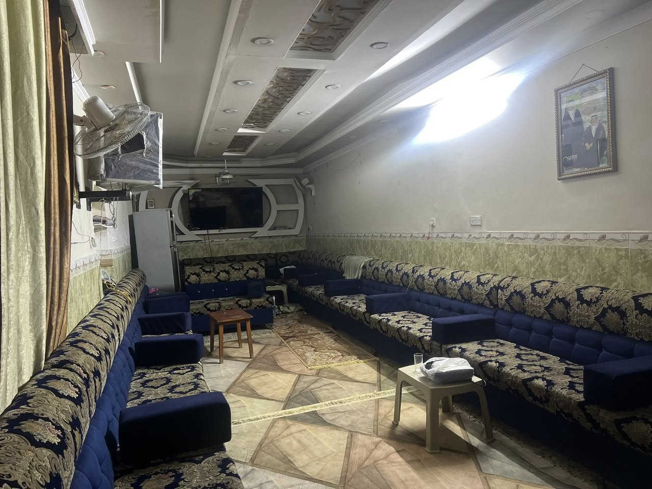 دار للبيع موقع حي الكراد شارع 60 قطاع 57مقابل 56يحتوي ع ستقبال 11متر وهول 5في 5 )+غرفت نوم ومطبخ مع الصحيات +طابق الثاني يحتوي ثلاث غرف نوم مع صحيات ومطبخ    تواصل مع هاذ الرقم (***********)سعر 370بي مجال
