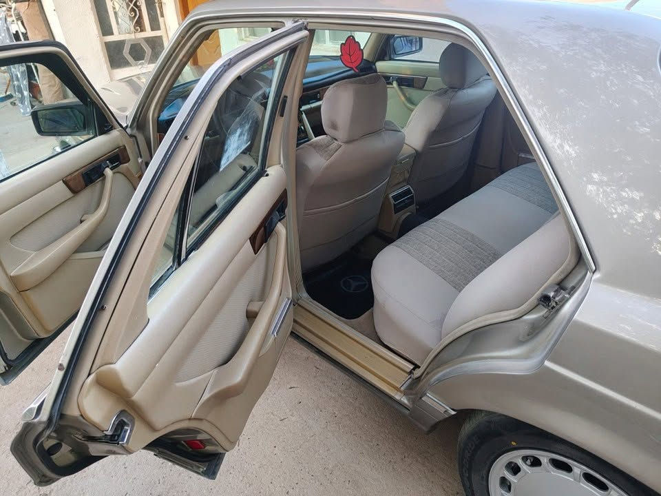 سلام عليكم 
جامبو 300 رئاسي باب قصير موديل 89  لون شمباني محجل صبغ درجه اولى فرن كشن كهرباء اريل كهرباء سلايد كهرباء دبل فيت بم شاشه اندرويد اربع جام كهرباء  تبريد ويه السويج داخل ملكي بيجي كير و مكينه 3000 vvt سنويه لل 27 رقم بغداد مكانها الحله
 السعر 60 و بيهه مجال بسيط 
للتواصل 
***********
***********
