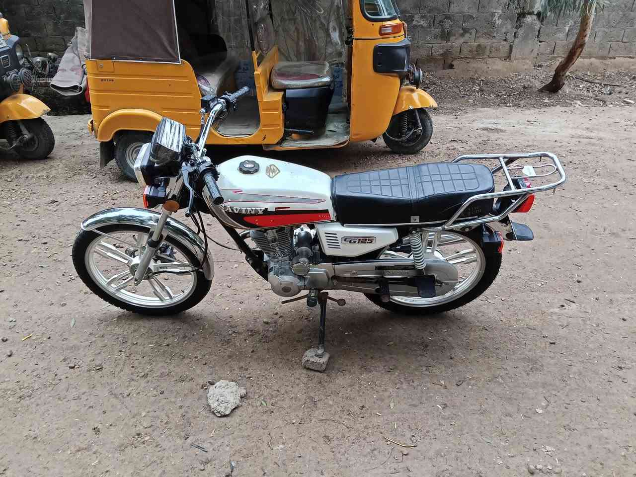 سلام عليكم دراجة ايراني للبيع خمسة كير موديل 2020دراجة مكينة لا تنقيص ولا تبخير كهربائيات كلهة شغالة اي نقص ما بيهة شلعة معدل مكاني بغداد نهاية سبع قصور بلوسمة رقم لواتساب ***********/***********.           وتساب وتصال.  سعر دراجة 425وبيهة مجال لشراي
