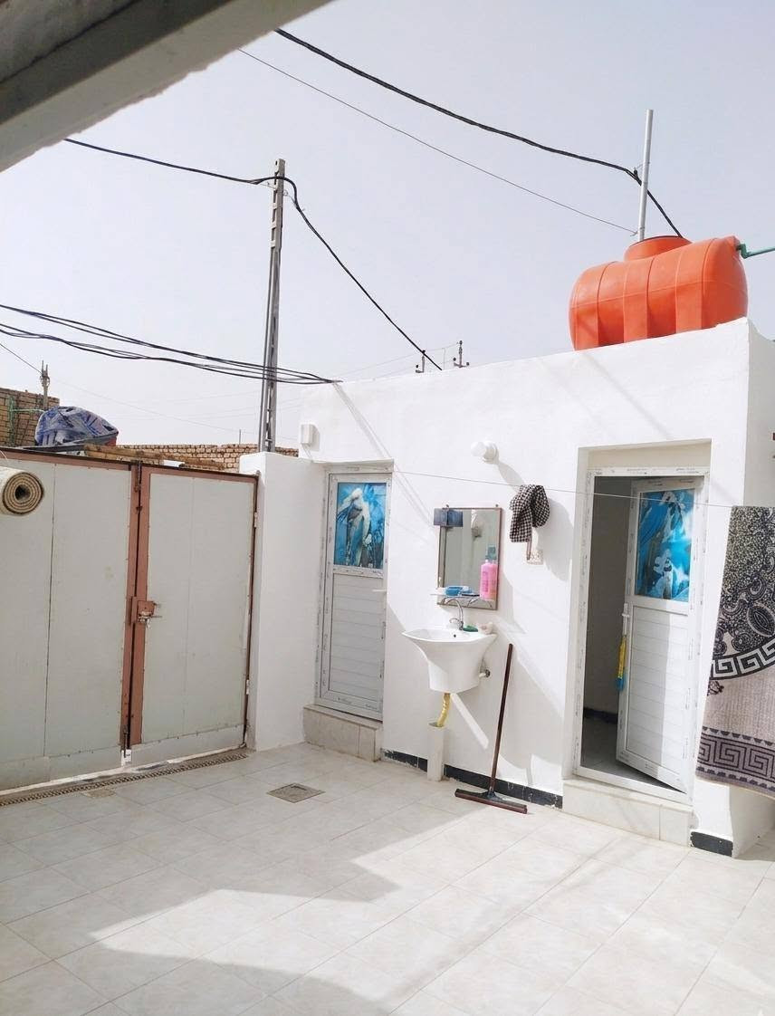 سلام عليكم بيت زراعي بال عيبي مساحه 200 بيت جديد طابوك بلوك  غرفيتن او صاله مطبخ صحياات خارجي وداخلي او محل خارجي  طارمه  بيت كلش مرتب يبعد عن الشارع 100 متر  
 التصال عل رقم *********** ///***********
