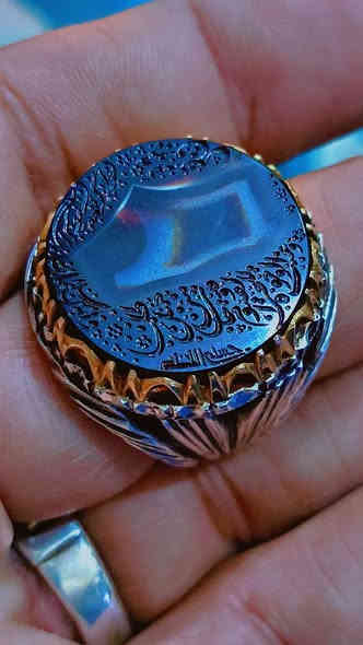 قطعه من الجزع اليماني خشنه خط رفيع 
صياغة المبدع سيد جعفر ذهب خليجي 

***********
