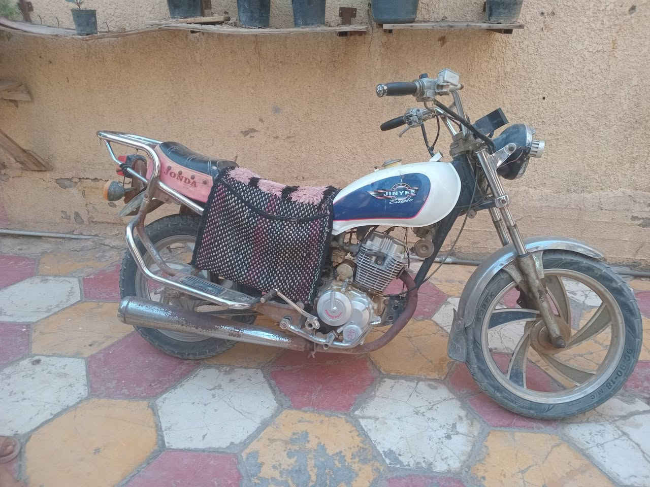 للبيع كلك 200 وبيه مجال المكان طوريج ***********
