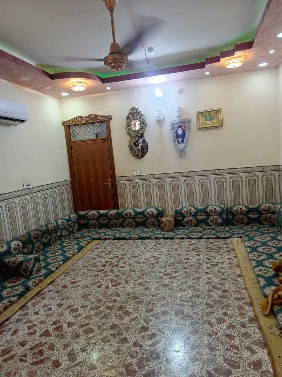 يوجد بيتين للبيع المساحه الكلي 350 متر البيت الاول 225 متر والبيت الثاني 125 متر جاهزات المكان حي التحدي وراء الاطفال مباشر خدمات فول قريب عالشارع العام عمو 610 الاستفسار على الرقم ***********
