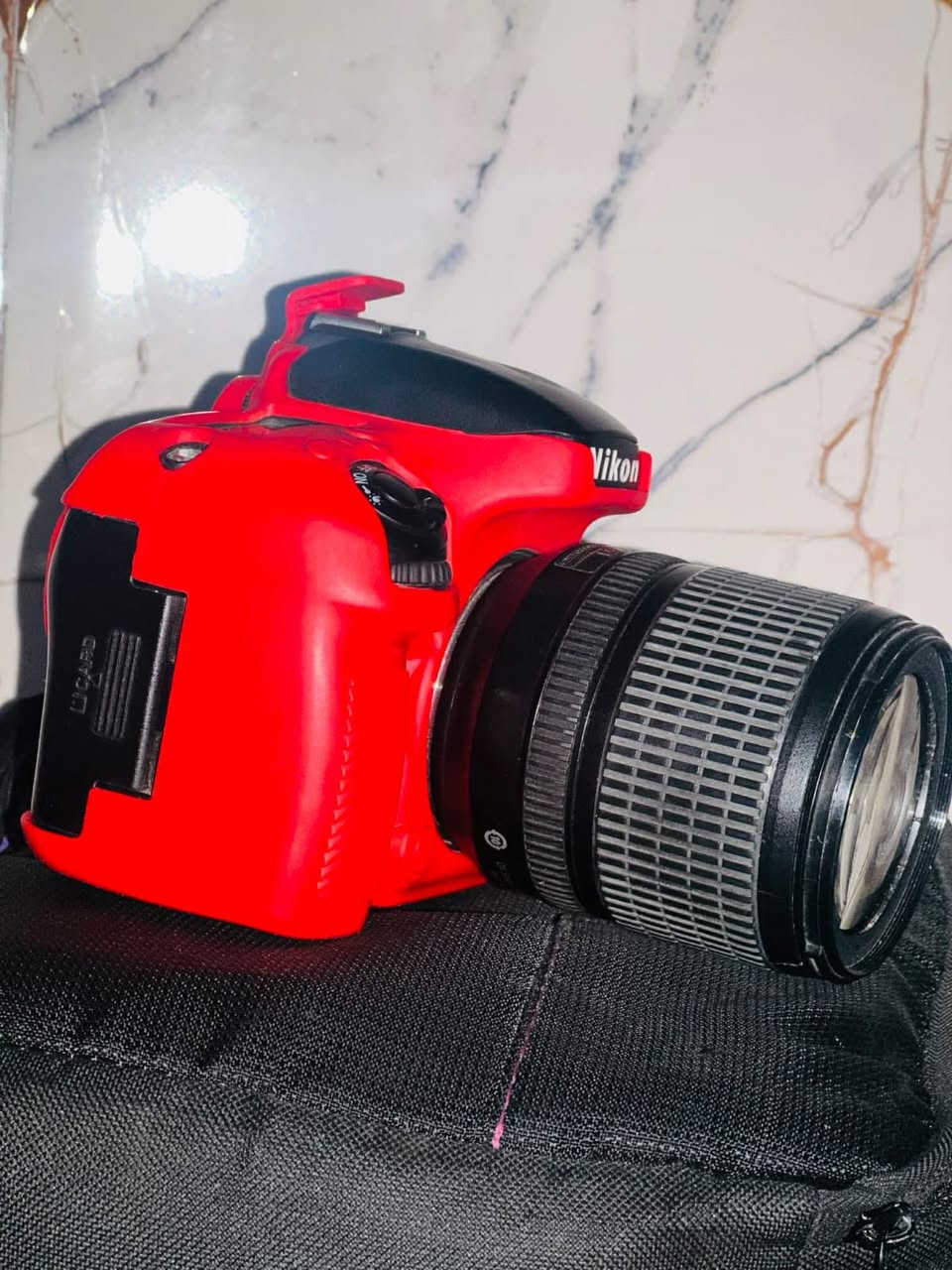 كامرة نيكون 610 فول فريم
الملحقات 
رام 32 گيگة
جنطة
شاحنة
بطارية
حزام كتف 
عدسة 18_105
للاتصال على الرقم 
***********
