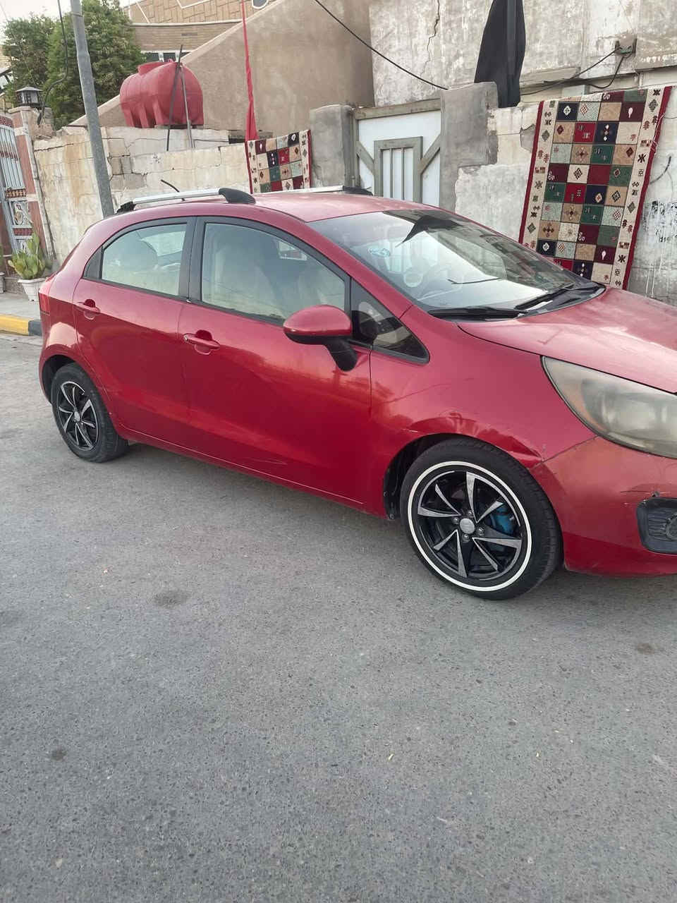 كيا ريو هاشباك 2013 محرك GDI  1600 تبريد تدفئة كير مكينة كهربائيات كلها شغالة السيارة خير من الله سنويتها ساقطة صار 3 اشهر باسم مرة من الصويرة تحول ثاني يوم السعر 69 وبيها مجال قليل ***********
