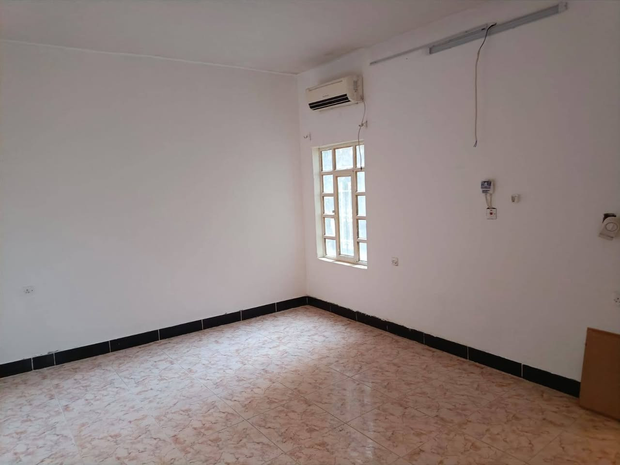 السلام عليكم عرض مميز جدا دار 250 متر واجهة 12.5 ونزال 20 طابقين بناء طابوق بالكامل للبيع سامراء حي الافراز طابو ملك صرف سند 25 صدامي 4 غرف نوم ثنين منهن سويتات الدار بناء 2012 وهسه محدث بالكامل شغل درجة أولى 
*********** 
او زورونا مكتب المميز للوساطة العقارية حولي المثنى الشهداء مقابل الجبيرية الثالثة مجاور صيدلية جوهرة المدينة
