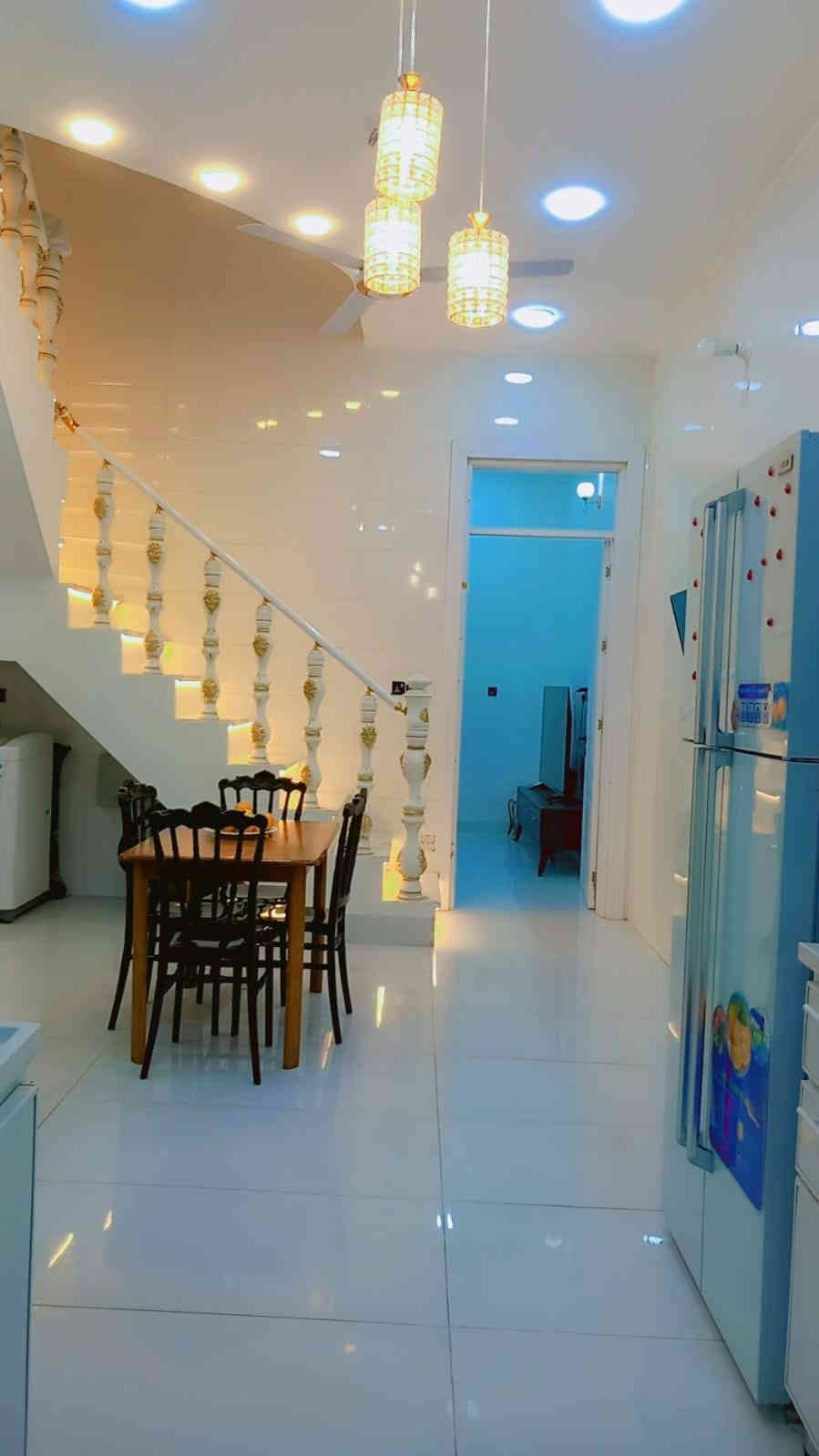 بيت 112 متر يقع على شارع تجاري ٤٠ متر الرئيسي في الشهداء نهاية شارع معمل المرور
طابقين فول مواصفات
الطابق الأول /استقبال ومطبخ وصاله وغرفه وصحيات داخليه وخارجيه
الطابق الثاني /٣ غرف نوم وصحيات
تأسيسات كهربائيه وصحيه وكاميرات درجة أولى /أبواب قاصه تركي /شبابيك سلايد دبل عازل /سطح شتايگر
السعر /المشتري يدفع ١٤٠ مليون مقدمة والإسكان يحول عليه يعني بدون الإسكان
موبايل /***********
