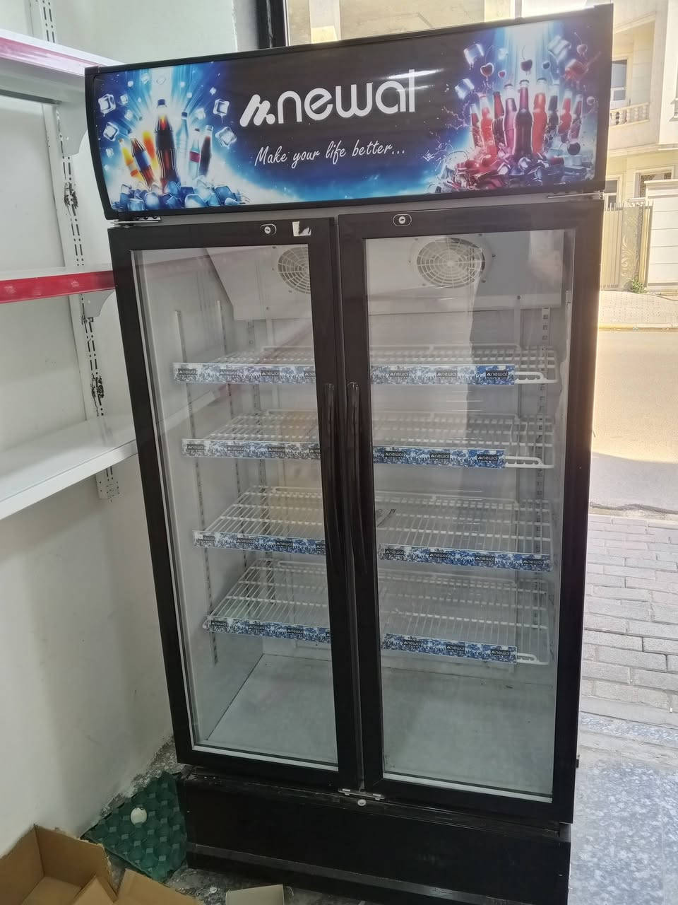 السلام عليكم
ارفوف مع عارضه للبيع انضاف كلش
الاتصال ***********
