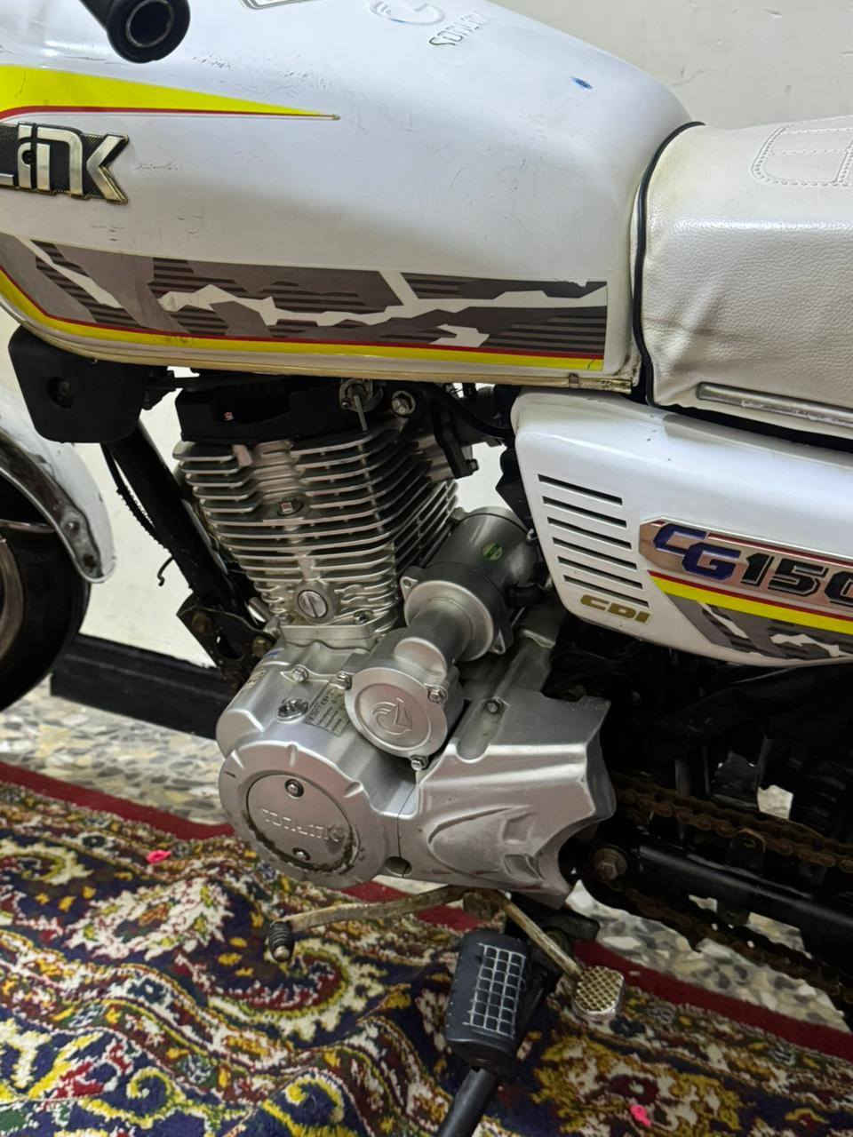 ​🏍️ للبيع: دراجة سيفان (إيراني) موديل 2024
دراجة بنظافة ممتازة (نضافة فول) وشبه جديدة، جاهزة للاستخدام مع كامل أوراقها الثبوتية.

​المواصفات والتفاصيل:

​النوع: سيفان (إيراني الأصل).

​الموديل: 2024.

​الحالة العامة: الدراجة نظيفة جداً ومحركها وشاصيها بحالة ممتازة.

​الأوراق: كاملة ومضمونة.

​الملاحظات (للأمانة):

​الدراجة بيها نواقص بسيطة جداً وما تؤثر على المشي:

​نقص استاند تعليق.

​الإشارات (طافيات).

​تحتاج صينية زنجيل.

​الشاشة الإلكترونية متحركة من مكانها (تحتاج تثبيت فقط).

عدا هذه النقاط، الدراجة ما بيها أي نقص وجاهزة.

​السعر وتفاصيل التواصل:

​السعر: 500 ألف دينار (وبي مجال طيب للشراي).

​الموقع: بغداد - البلديات - تقاطع الكهرباء.

​للتواصل والاستفسار: 📞 ***********
