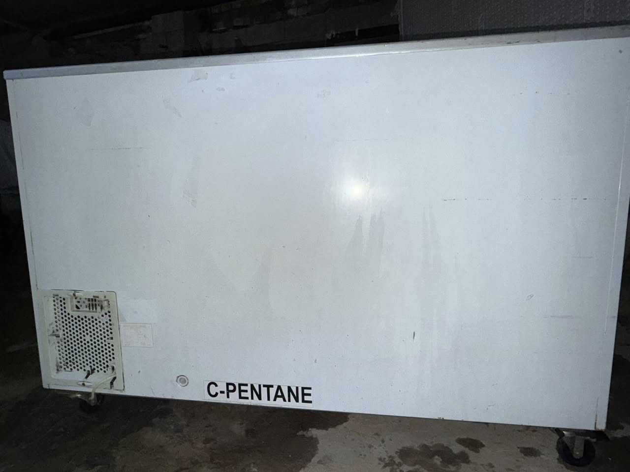 السلام عليكم 
عارضه مجمده للبيع 
الطول متر و 30 العرض 60 
االسعر 350 وبيه مجال 
العنوان : بغداد الشالجيه قرب نادي الزوراء 
*********** التواصل واتساب فقط .
