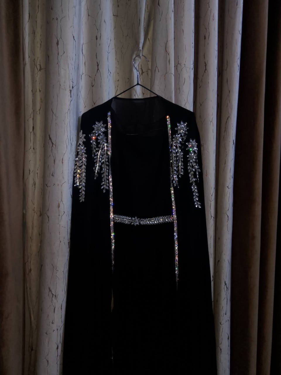 فستان مناسبات جديد ملبوس مرة وحدة سعره ٤٥ وبي مجال
رقم الموبايل ***********
