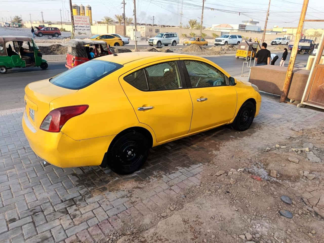 السلام عليكم سيارة فيرسا سني 14امريكي حادثها دعامية فقط كير عادي سيارة نظيفة للبيع للاستفسار *********** مكاني بغداد حي اور
