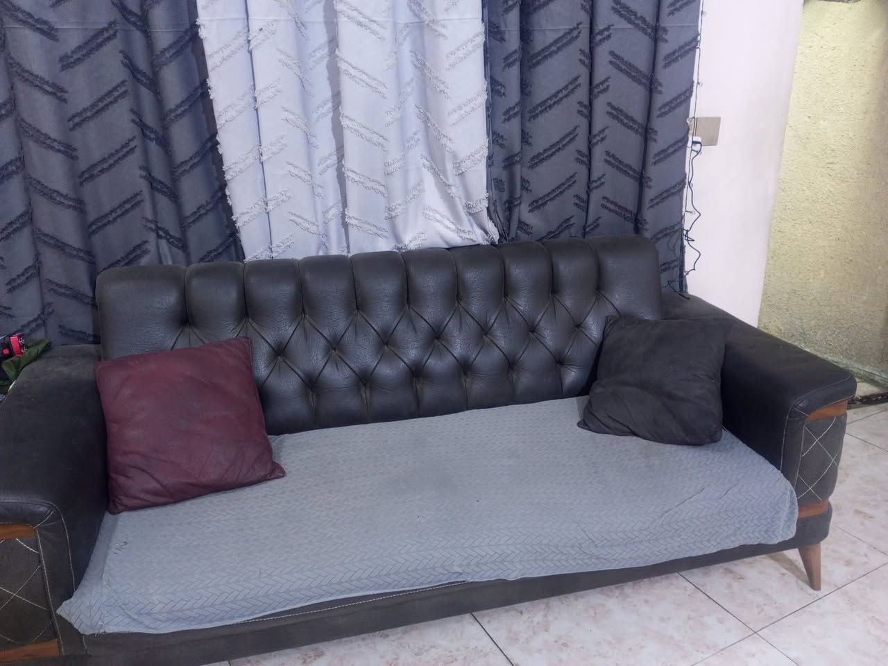 السلام عليكم تخم 7 مقاعد للبيع السعر250 
للاستفسار ***********
