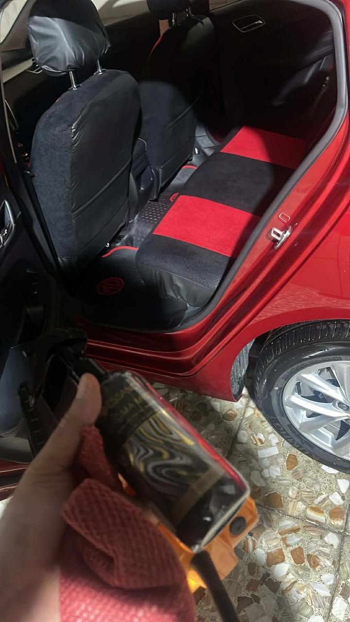 ‎(((رقم أربيل  )))
الفئة ستاندر STD
‎المحرك 1500 تنفس طبيعي 
‎كير اوتماتيك 
‎شاشة carply
‎تحكم ستيرن جهتين
‎مثبت سرعة
‎ايرباك عدد 2
‎اشاير بالمري
‎ ترحيب
‎حساس اطارات 
‎ويل كب
ماشية ٥  الف بعدها زيرو ومكفولة كفاله عامه من كلشي عليها إضافات لايت led عدسة متغير وجهاز كار بلي تتحول الشاشة يوتيوب لحية وسكوبات ومراية باتمان  مكانها بغداد ***********  
سعرها 112 وبيها مجال بسيط اساسآ مخال بيها فلوس عمله 
تحياتي بالتوفيق للجميع
