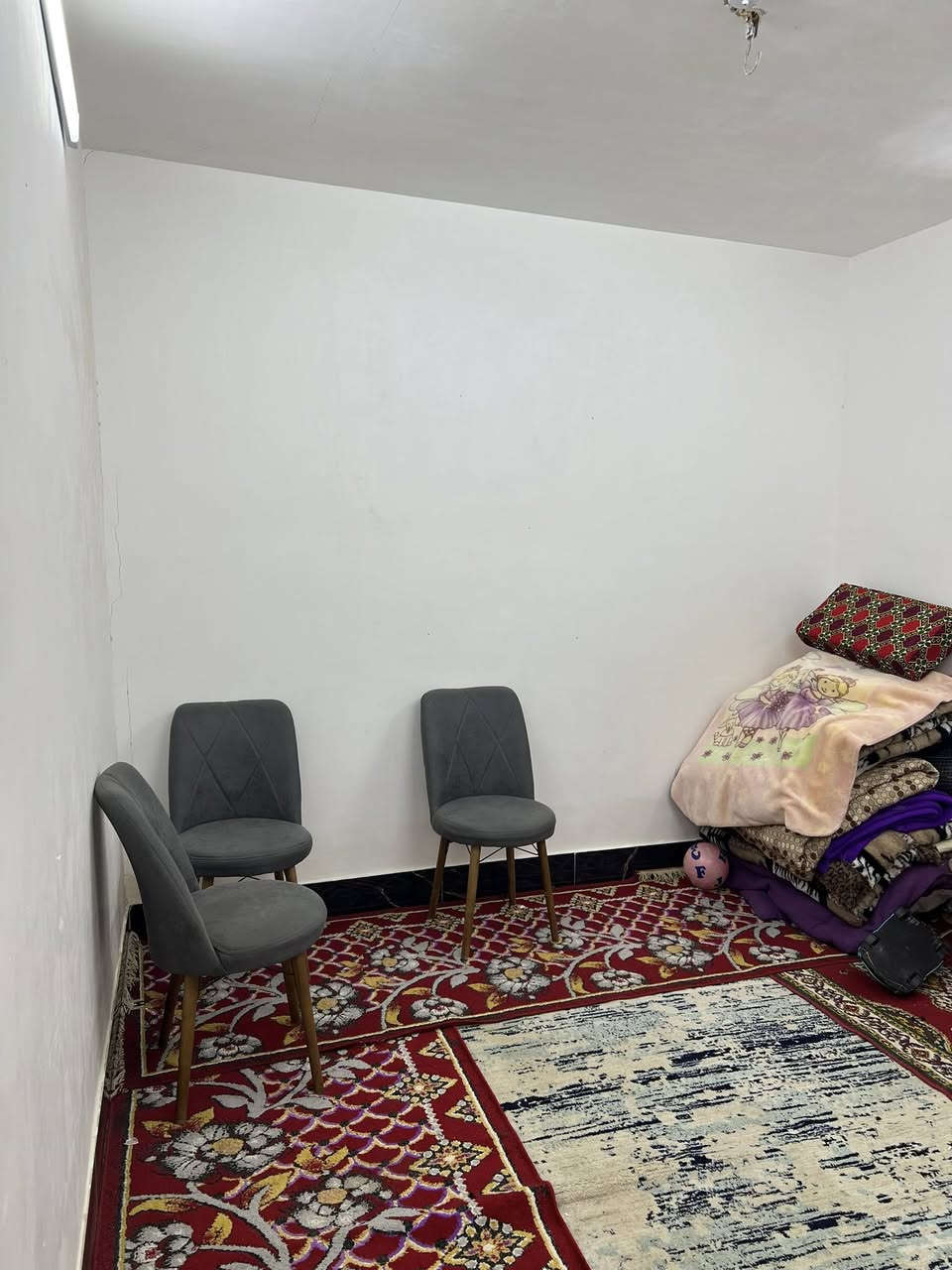 بيت 100 متر للبيع طابو سند 25 تحويل بسم المشتري مباشر إقرار محكمه بيت غرفتين وصاله وستقبال ومطبخ وحمامات وطارمه جبيره بناء بلوك السقف عكاده نضيف لبيت كلش صطح جدران ارضيه كله جديد من داخل السعر 75 بي مجال عنوان البيت كربلاء كنطرت السلام شارع المدرسي قريب ع شارع الزوار ع طريق الزوار يصلح حسينيه للزوار***********
