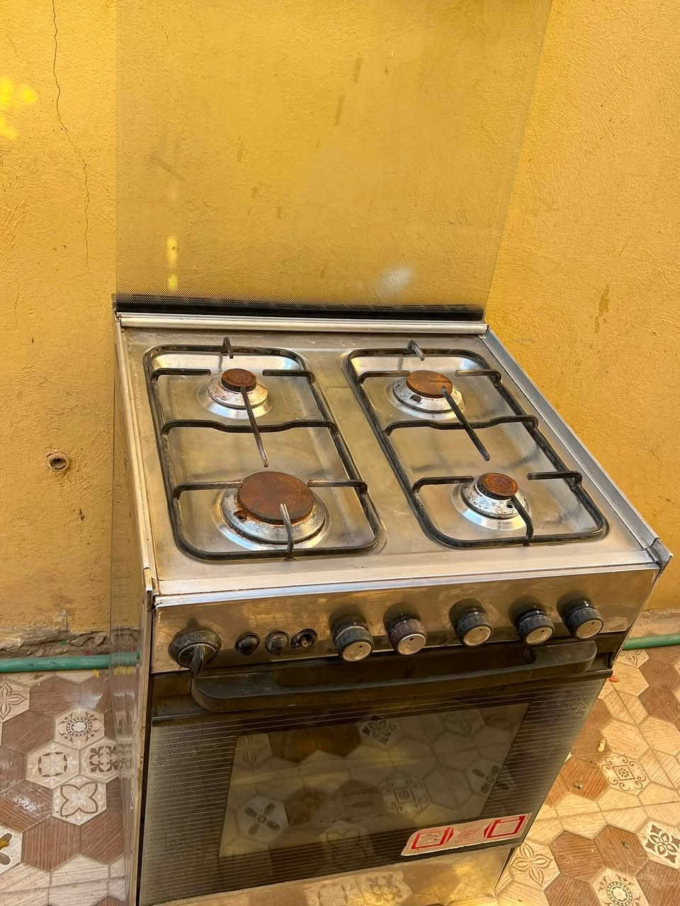 طباخ كريازي شغال كله عيون وفرن نضيف مابي ضرر وتخم تركي 10 نفرات خشب اصلي ثقيل شراي يتفصل خاص او واتساب اتصال ***********
