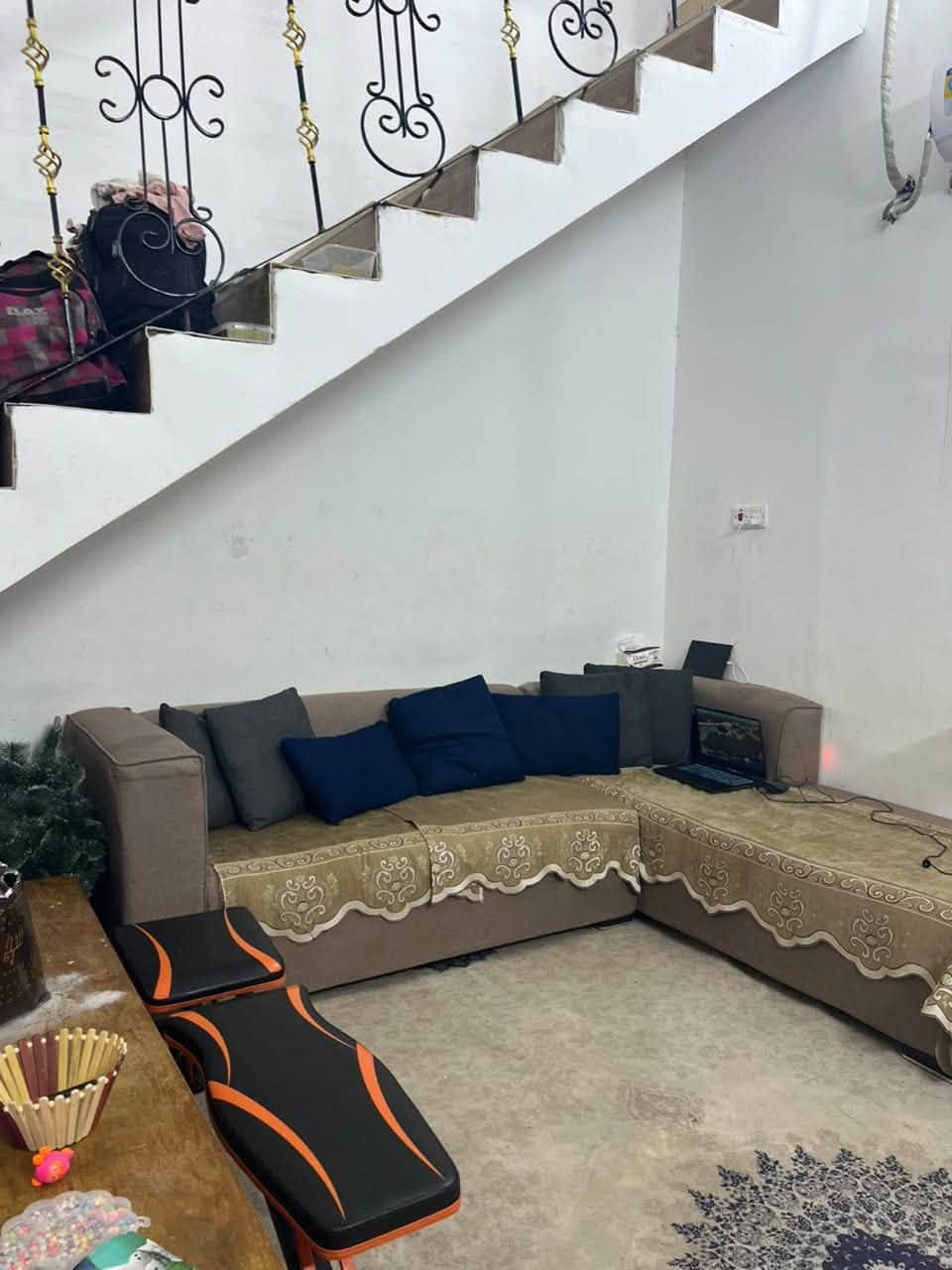 بيت للبيع حي المهندسين 

المساحه 150 م 

طابق واحد بناء ثرمستون سنه البناء 2014 

غرفتين وصاله ومطبخ واستقبال وصحيات 

السعر. مناسب جداً  210 وقابل للتفاوض 

للأستفسار ***********

عقارات سيد أمين
