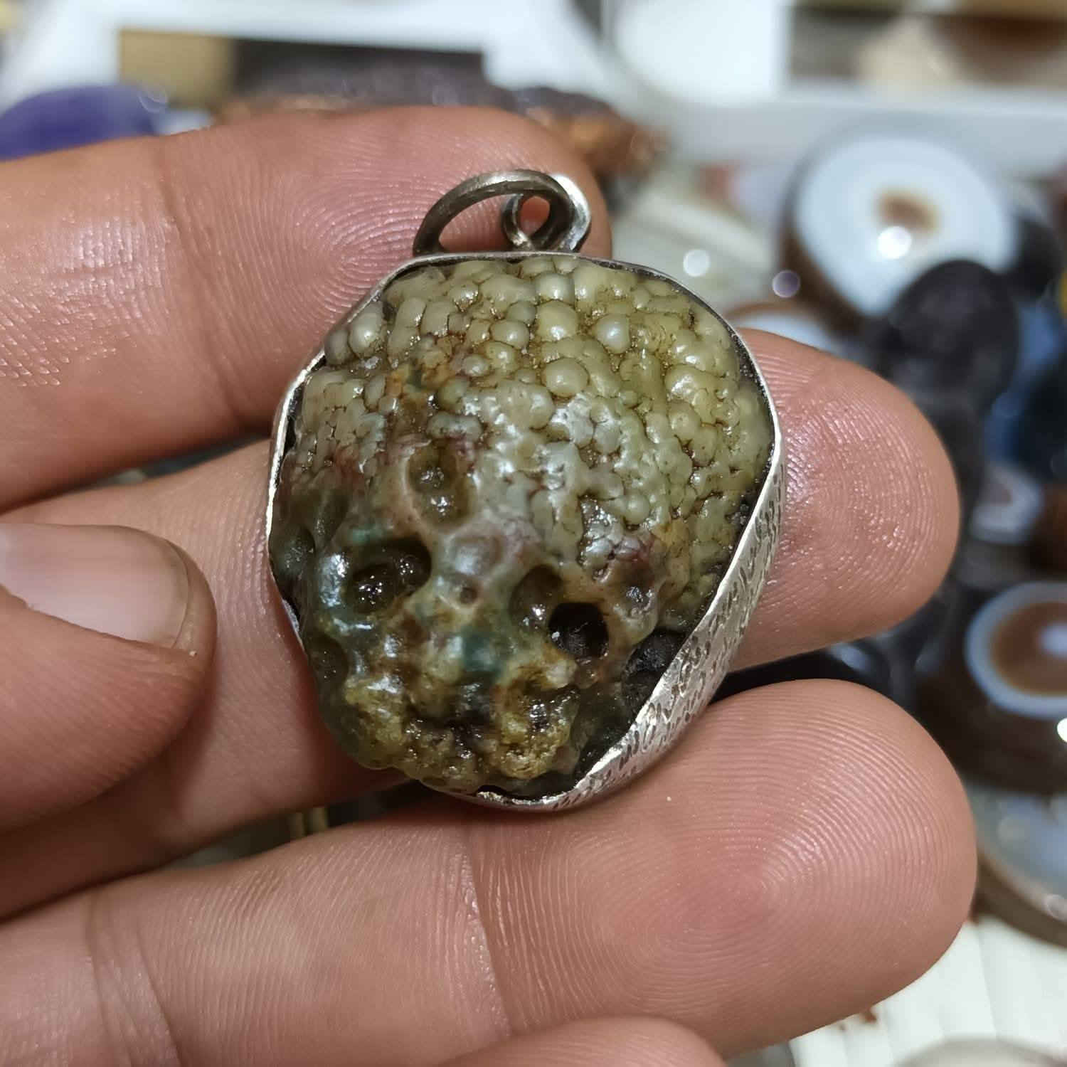 🐉❤️حجر زوعة الحية الاصلي قلادة فضه اصلي مخطوطة على الفضة ومطلسمة بالظهر شوفوها بعيونكم قطعة قديمة حيل و من ارقة أنواع زوعة الحية العنوان بغداد الأمين يوجد خدمة توصيل كافة المحافظات 
***********
