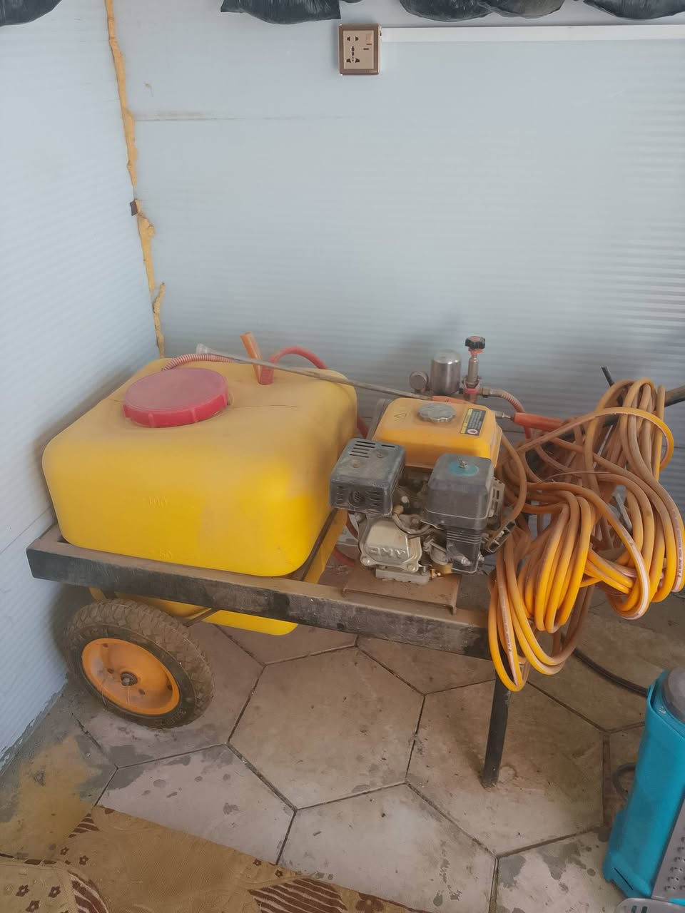 سلام عليكم عندي هولدر للبيع سعة ١٠٠ لتر مستخدم مره واحده  مكاني الشطره
***********
